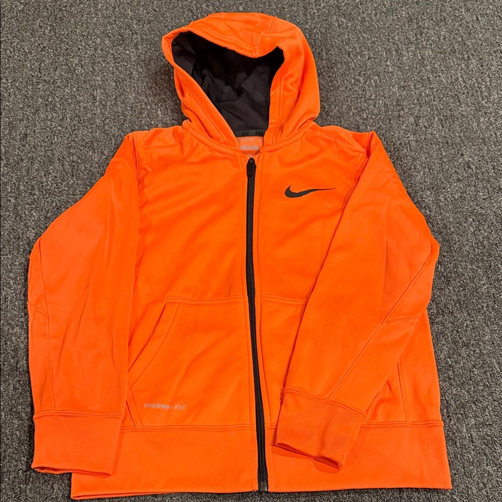 Boys Nike therma-fit zip up hoodie
Size M